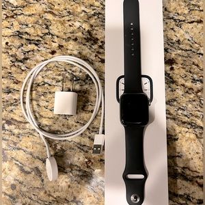Apple Watch Series 4 | 40mm aluminum & ceramic case